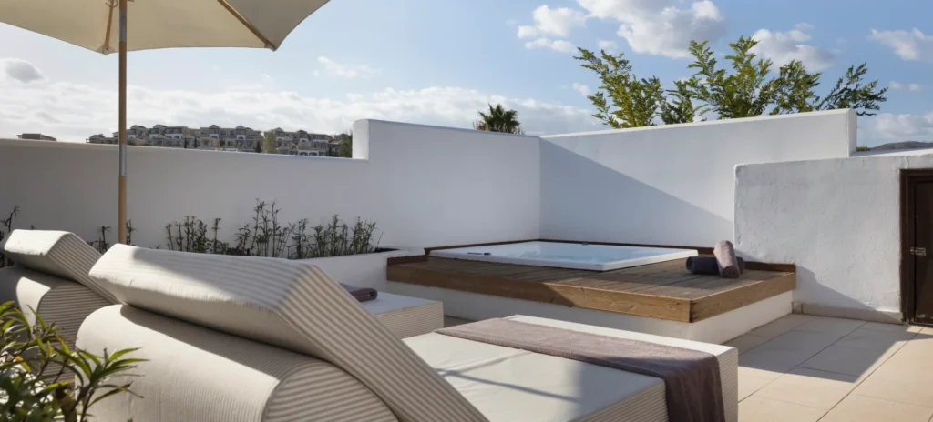 Open plan suite with outdoor jacuzzi