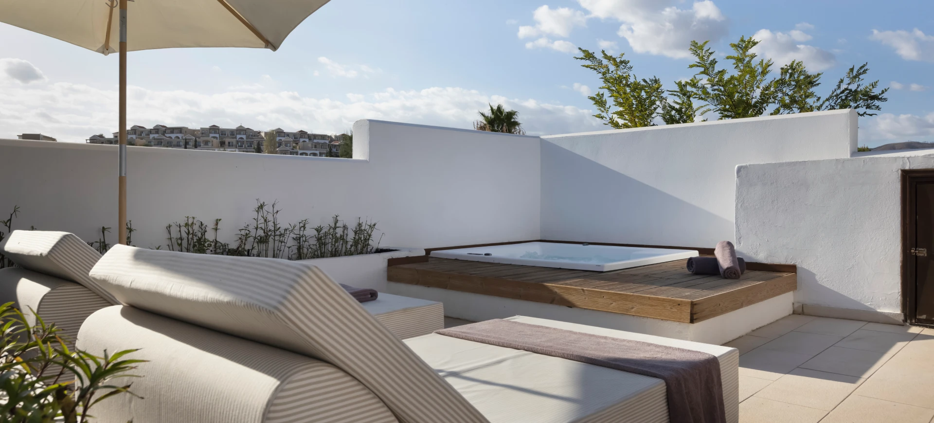 Open plan suite with outdoor jacuzzi