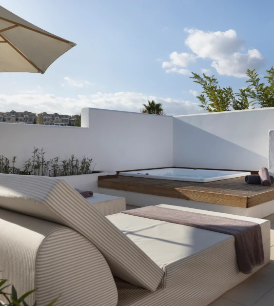 Open plan suite with outdoor jacuzzi