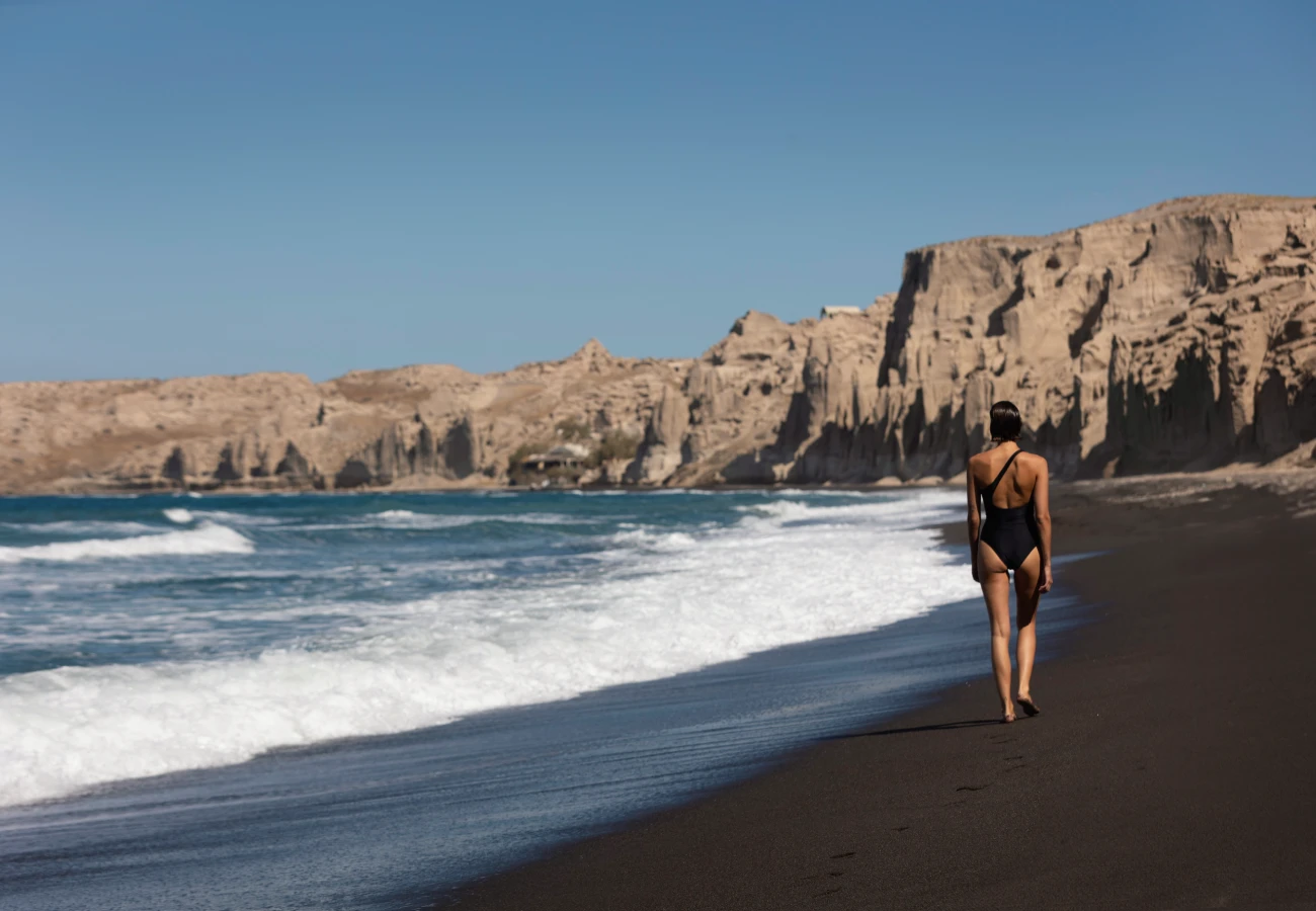 Domes Novos Santorini Black Friday offer banner with 30% discount and €100 credit