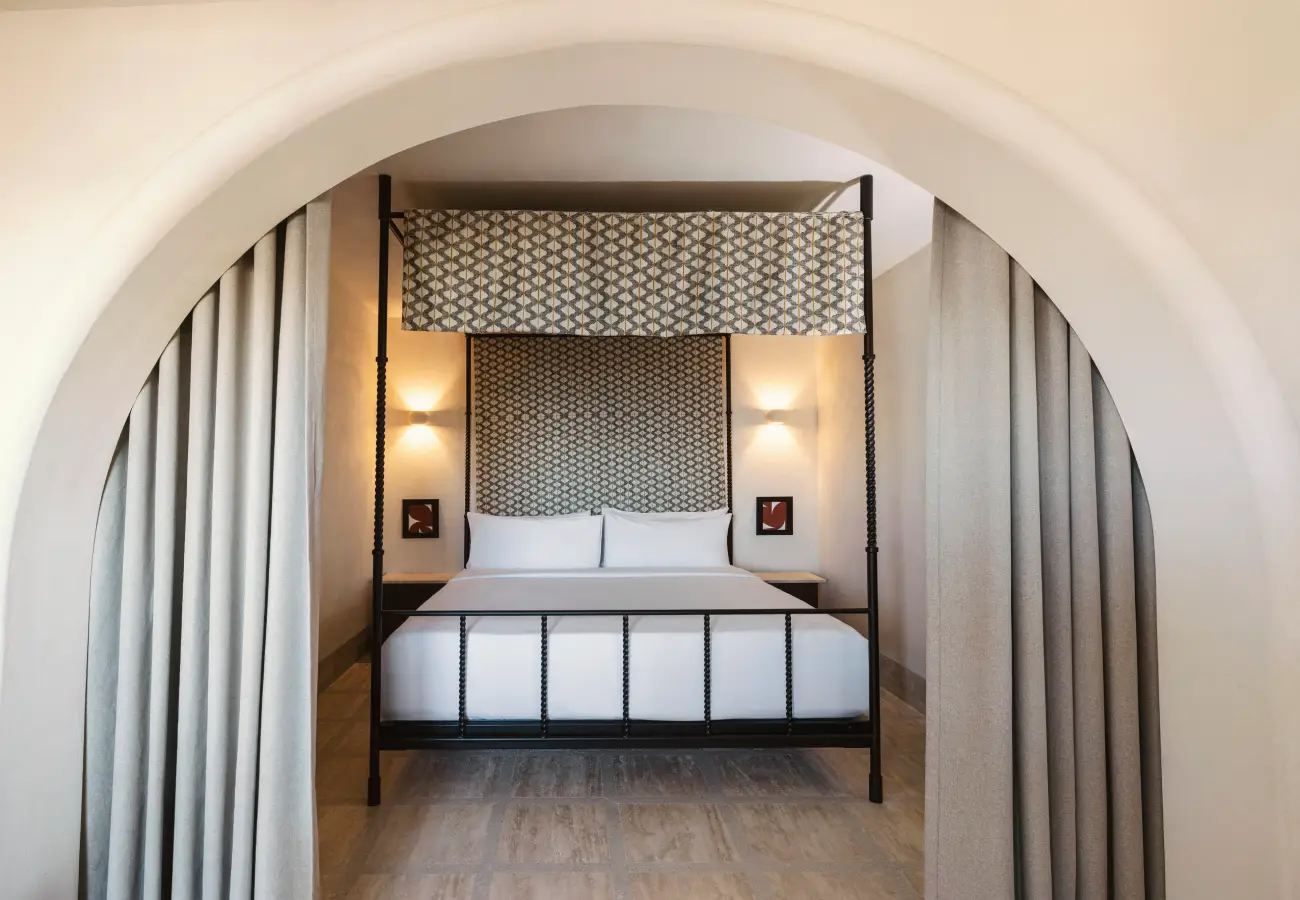 Das Interieur einer Luxussuite im Domes of Elounda besticht durch elegantes Design und Meerblick