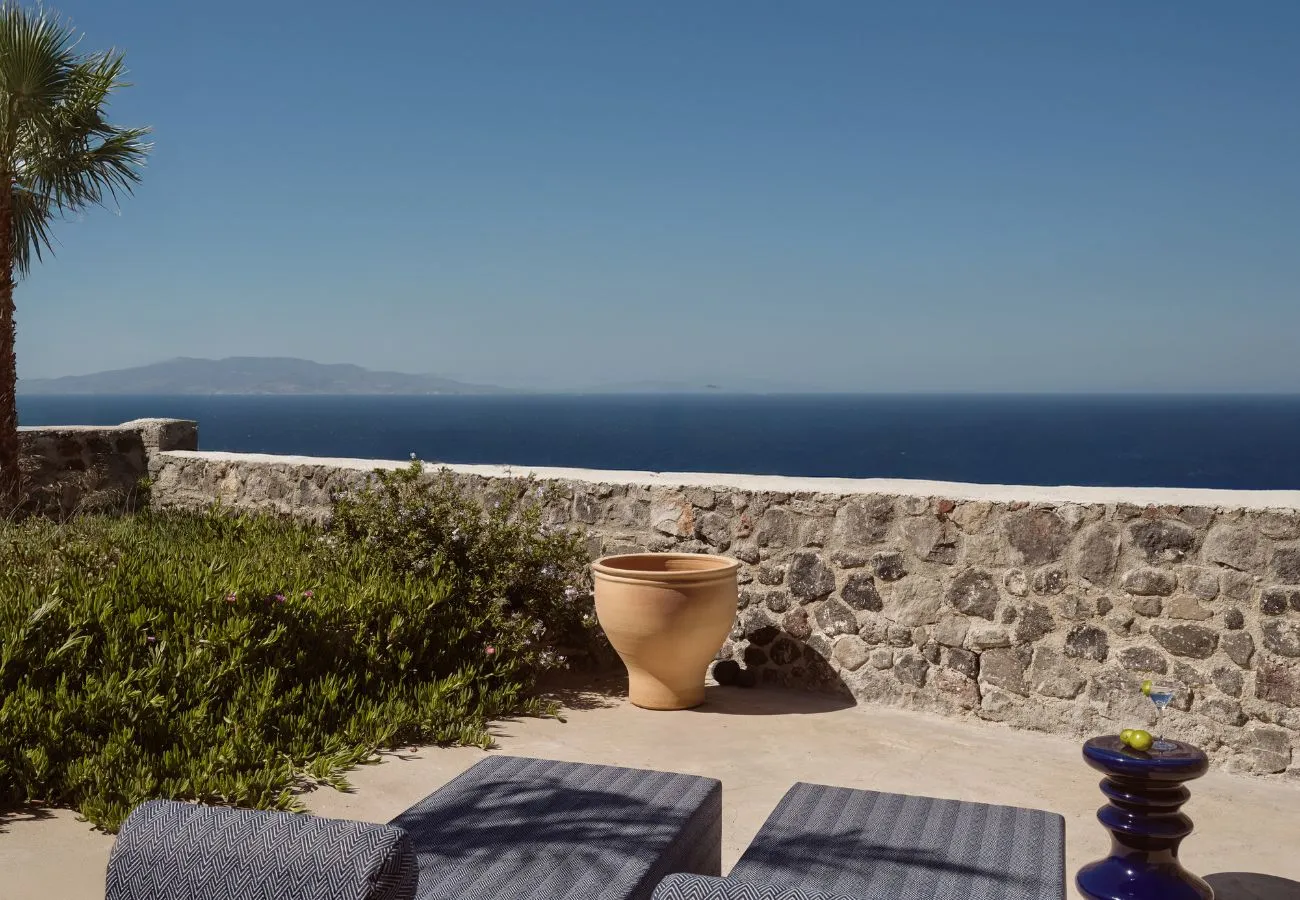 Dusking, Hushpitality And The New Santorini Luxury